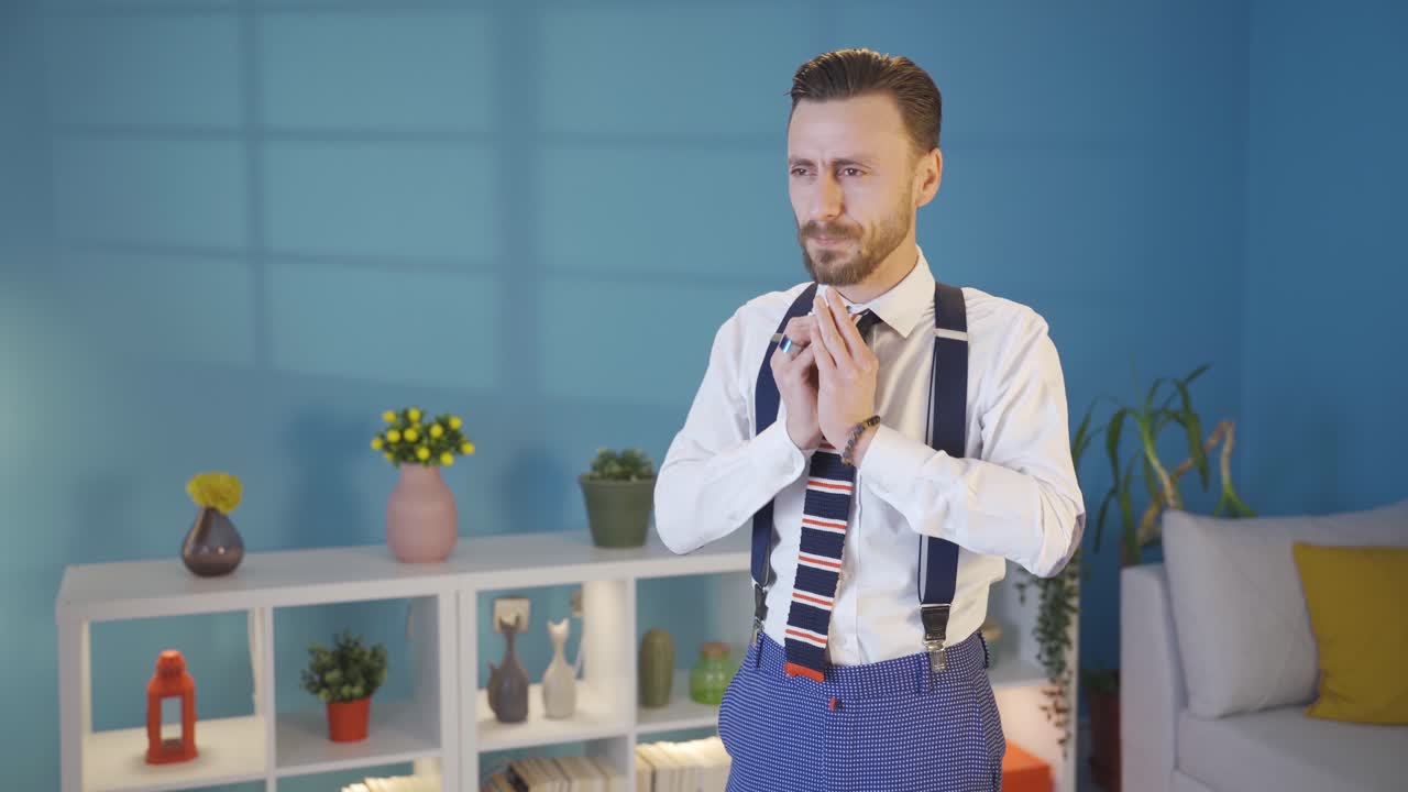 사려 깊고 화가 난 세련된 남자가 집에서 혼자 비관적으로 생각하고 있습니다.