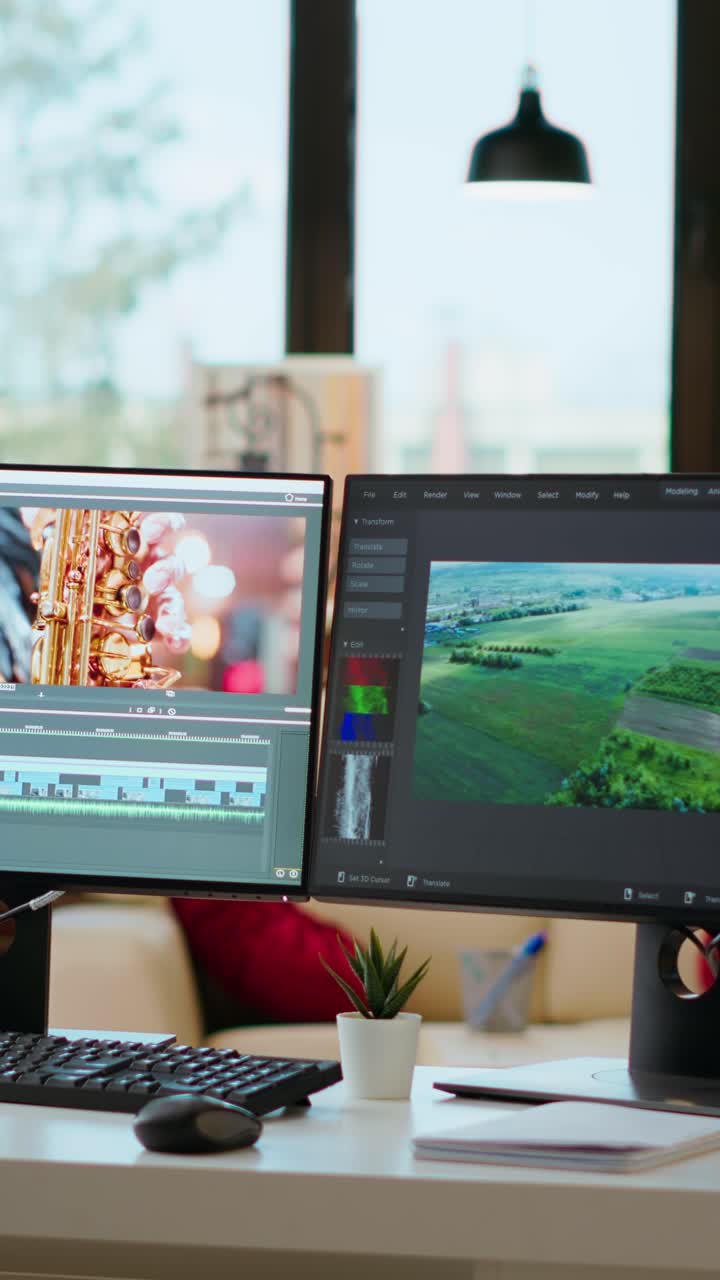 Video verticale. Scrivania da ufficio vuota con un software di editor di video in esecuzione sul computer