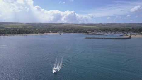 Vista-Aérea-Del-Barco-Que-Sale-De-La-Bahía-De-Waialua-En-Haleiwa-En-Un-Día-Soleado