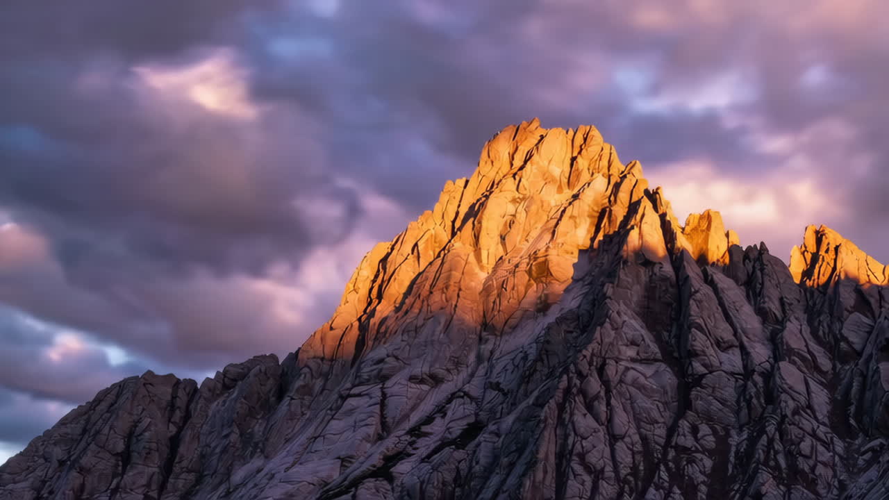 Cime montane all'alba/tramonto