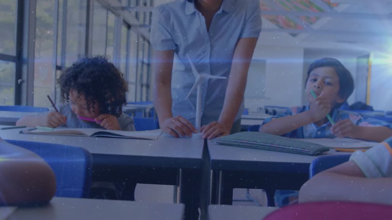 Insegnante che entra in classe premendo il libro di testo e aiutando gli studenti nella scrittura con matite animate