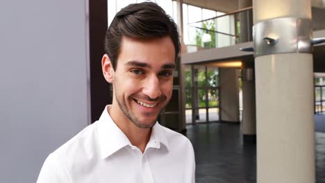 Portrait-of-smiling-executive-reading-clipboard