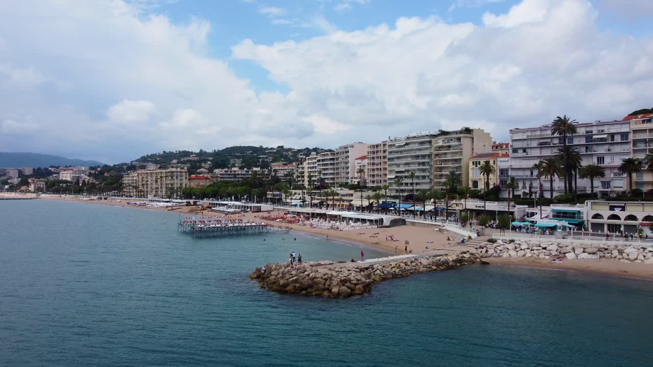 un dron filmó a personas relajándose en una playa de arena en la costa del sur de francia.
