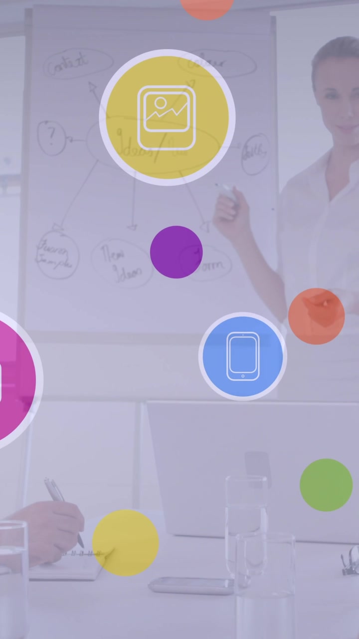 Animazione di una rete di icone digitali su diversi professionisti