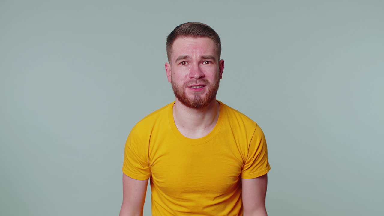 joven esperando buena suerte, pierde sorprendiendo los resultados repentinos de la lotería, mala fortuna pérdida