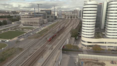 Zug-Kommt-Vom-Bahnhof-Oriente-In-Lissabon,-Portugal