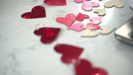 slow pan over hearts decoración para el día de san valentín haciendo un pastel especial del día de san valentín pastel de chocolate vegano sin huevos a base de plantas sin lácteos