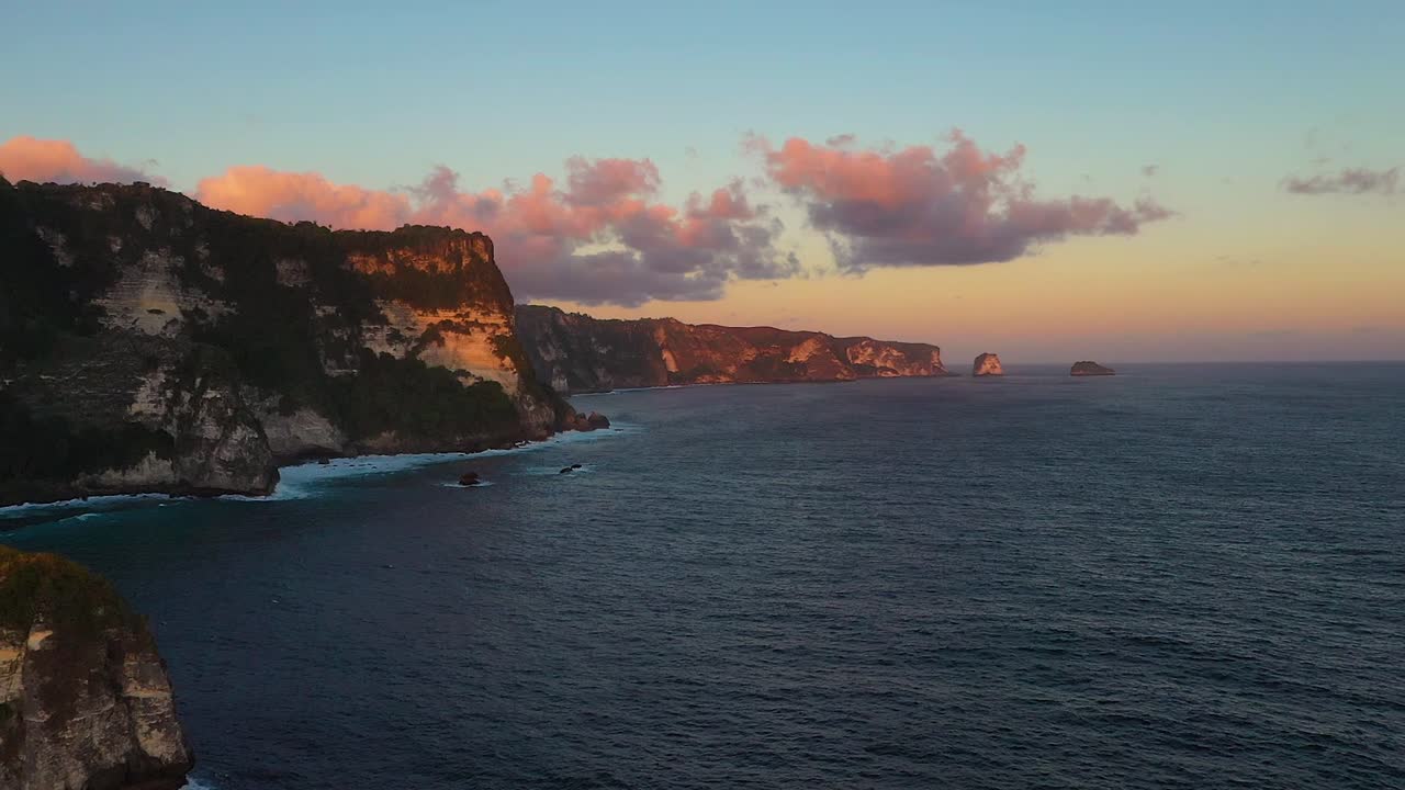 vista aérea de la costa del acantilado de la isla de nusa penida, una de las atracciones turísticas de la isla de bali, playa de cristal, ángulo de playa de kelingking, playa rota de billabong