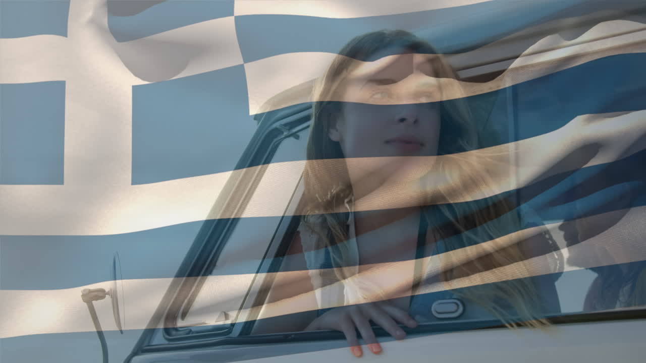 bandera de grecia ondeando sobre mujer caucásica mirando a través de la ventana del vehículo y disfrutando de la brisa