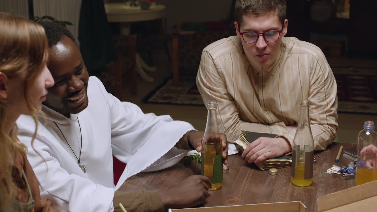 Friends eating pizza