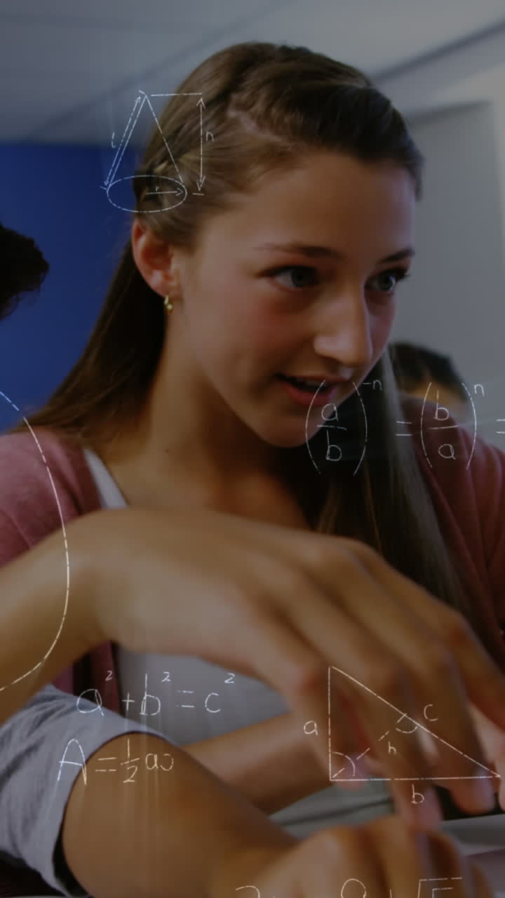 animación de ecuaciones matemáticas sobre niños de escuela usando computadora portátil en el aula