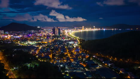 Quy-Nhon-Abend-Stadtbild-Zeitraffer-Mit-Leuchtenden-Lichtern-Der-Stadt-Und-Dynamischer-Wolkenbewegung,-Luftaufnahme