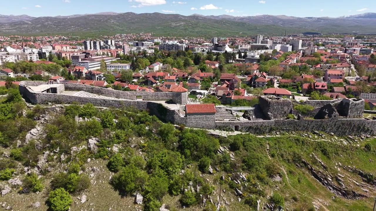 Záběr z dronu na pevnost Onogošt nad Nikšićem v Černé Hoře. Městská dominanta za slunečného dne.