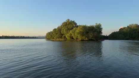hermosa isla en la hora azul