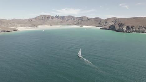 Barco-Navegando-En-El-Mar-De-Cortez-Con-Montaña-Al-Fondo-En-Baja-California,-México