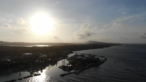 panorámica aérea del mar y la costa por la playa de mambo en curaçao al atardecer