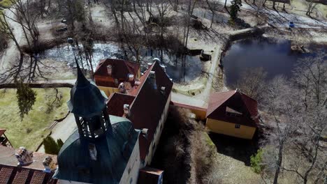 Vista-Aérea-Por-Drones-Del-Castillo-Medieval-De-Lielstraupe-En-El-Pueblo-De-Straupe,-Vidzeme,-Norte-De-Letonia