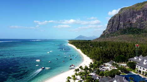 Luftaufnahme:-Flug-Entlang-Der-Paradiesischen-Insel-Mit-Palme-Und-Fahrendem-Boot,-Mauritius