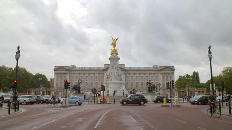 Verkehr-Am-Buckingham-Palace-Vorbeifahren