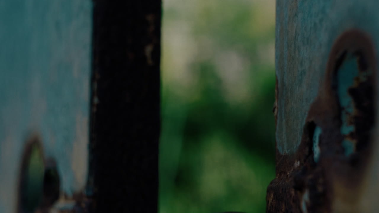 문은 얼룩진 락으로 잠겼습니다.