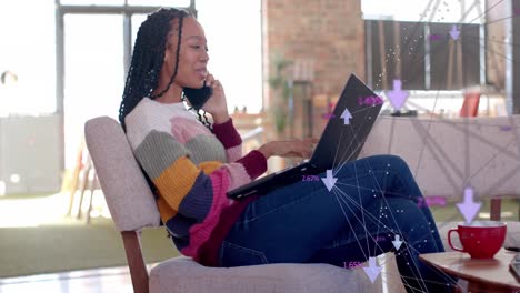 animación del procesamiento de datos con flechas sobre una mujer de negocios biracial hablando en un teléfono inteligente