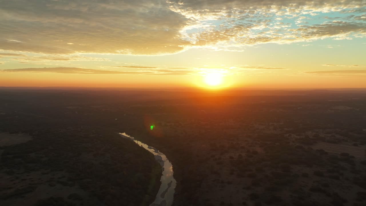 amanecer dorado sobre el parque estatal del sur de llano con bosque y río en texas