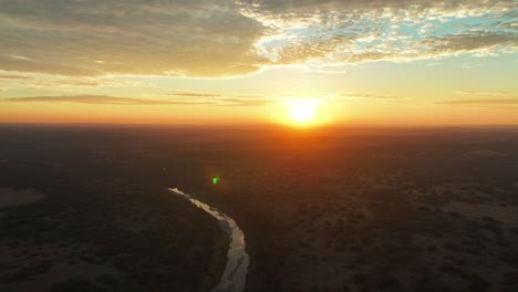 Goldener-Sonnenaufgang-über-Dem-South-Llano-State-Park-Mit-Wald-Und-Fluss-In-Texas