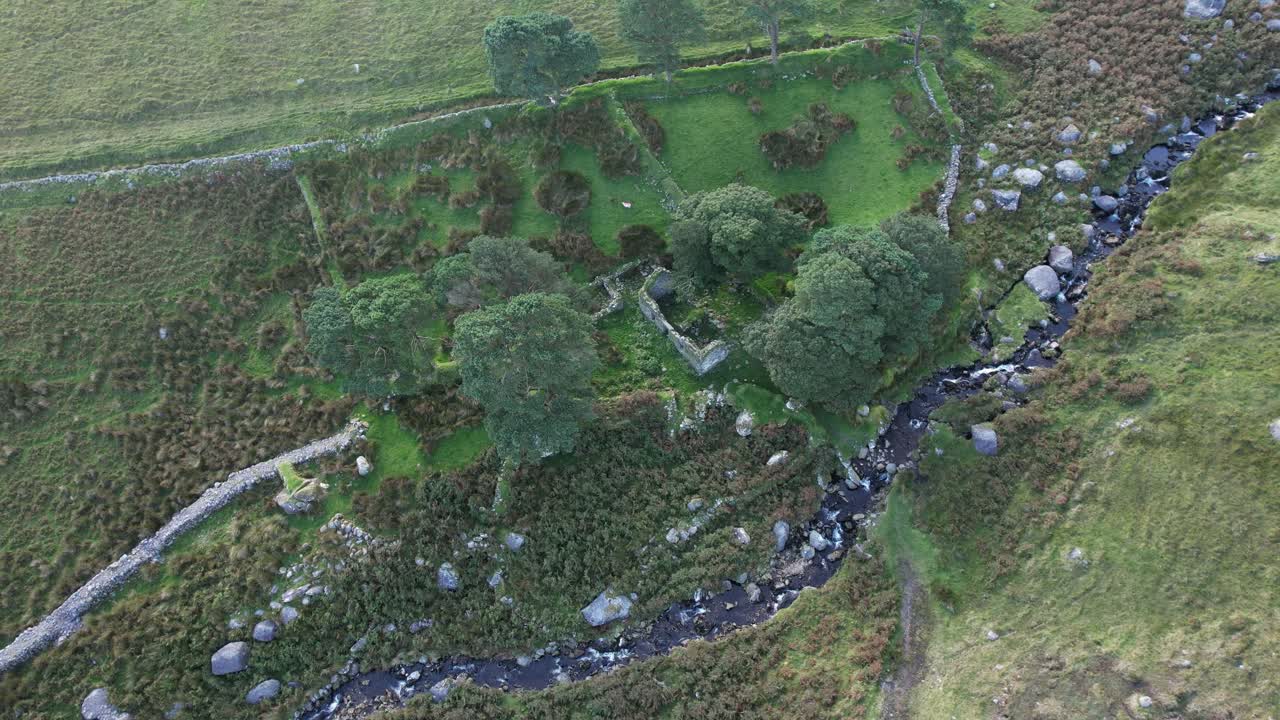 las montañas de comeragh waterford irlanda granja abandonada encierra bu paredes en lo alto de la montaña en una noche de verano