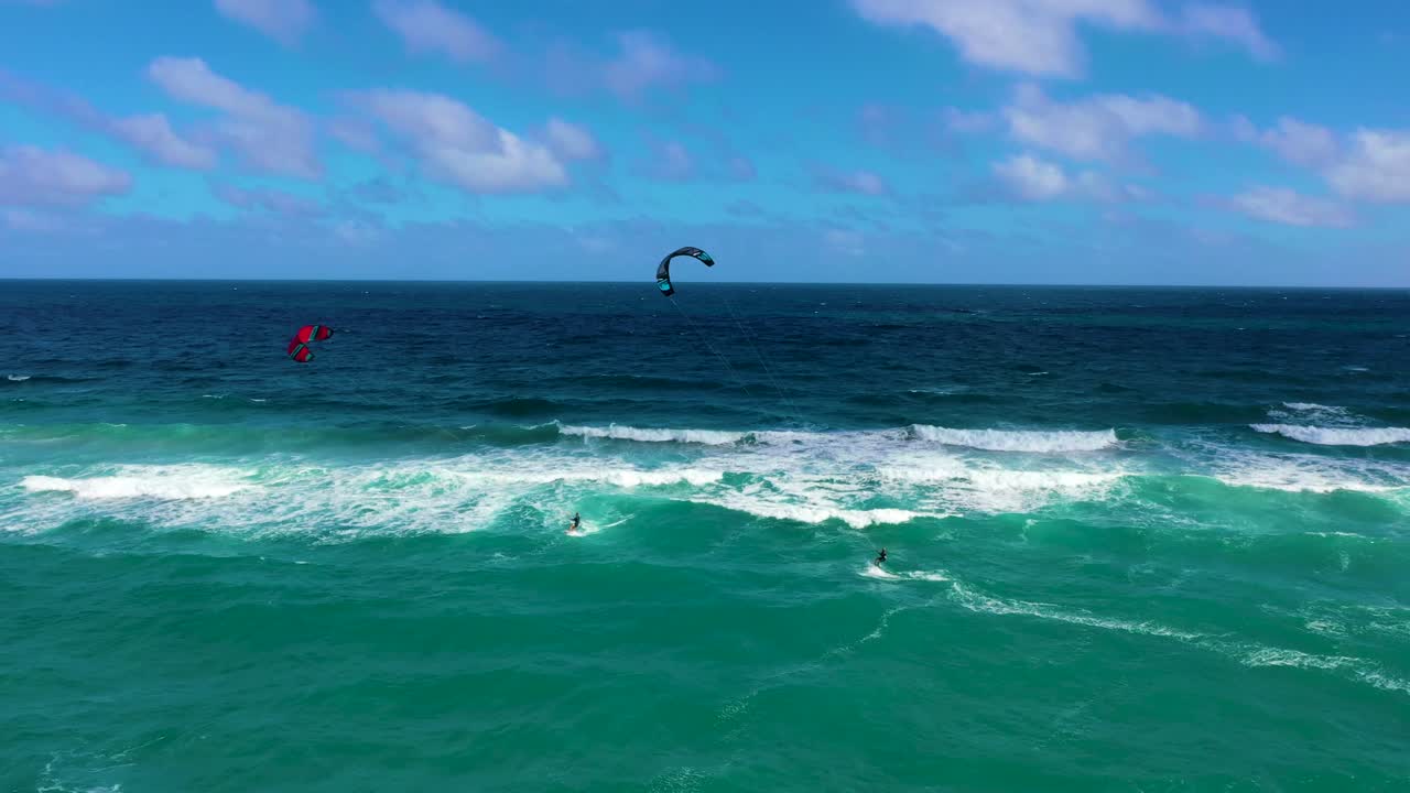 dos kitesurfistas en el océano atlántico en un hermoso día