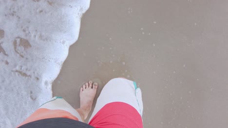 여름 휴가 휴가에 슬로우 모션으로 하얀 모래 해변에서 맨발로 걷는 남자의 pov