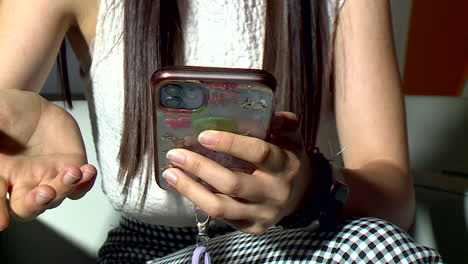 mujer usando un teléfono inteligente