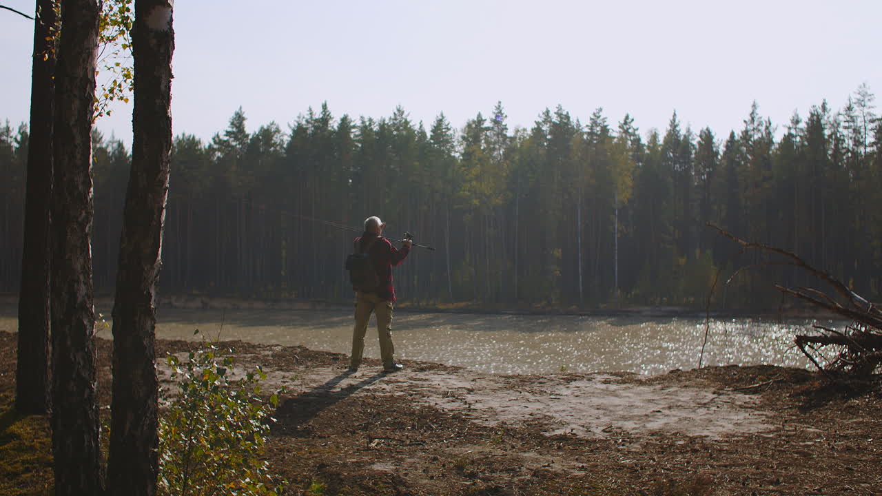 En person beundrer landskapet med en skogselv på en solrik høstdag med flerfarget løvverk