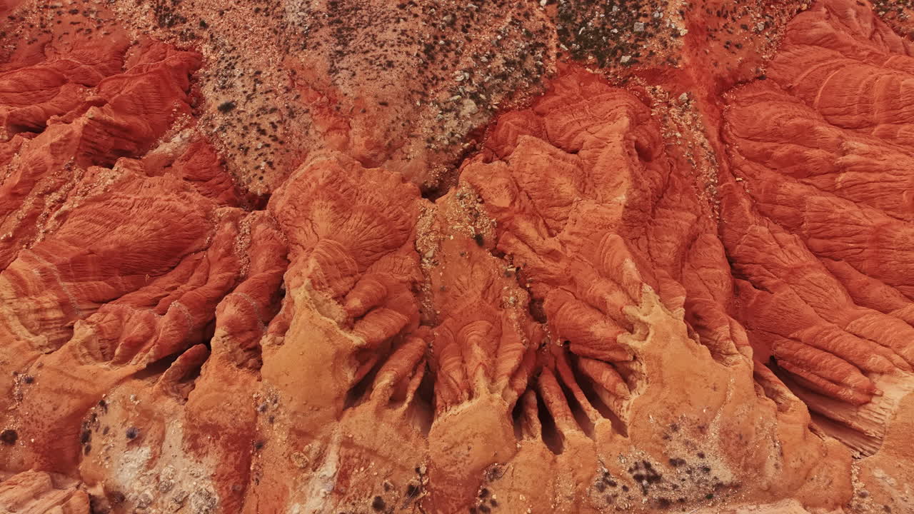 Vista di formazioni rocciose di canyon con strati rossi, in un ambiente esterno diurno, che mettono in evidenza i modelli di erosione e la geologia.