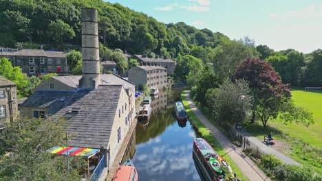 Luftvideoaufnahmen-Von-Hebden-Bridge,-Einer-Schönen-Alten-Textilfabrikstadt-Am-Rochdale-Canal-In-West-Yorkshire-England