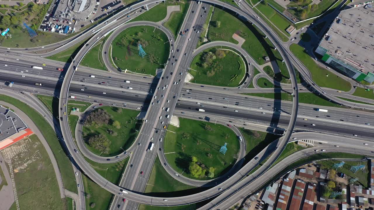 vista aérea de una intersección de autopistas en moscú.