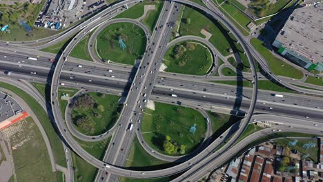 Vista-Aérea-De-Una-Intersección-De-Autopistas-Con-Senderos-De-Tráfico-En-Moscú.