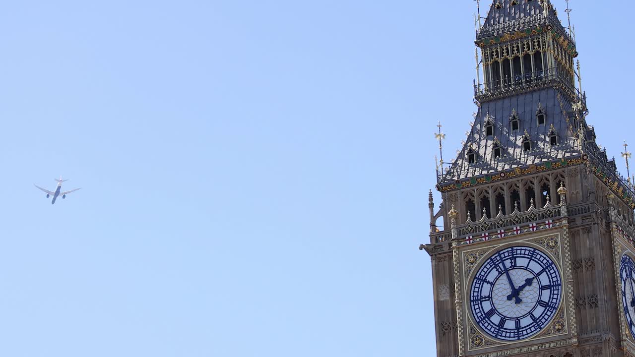 avión volando más allá de la torre del reloj big ben