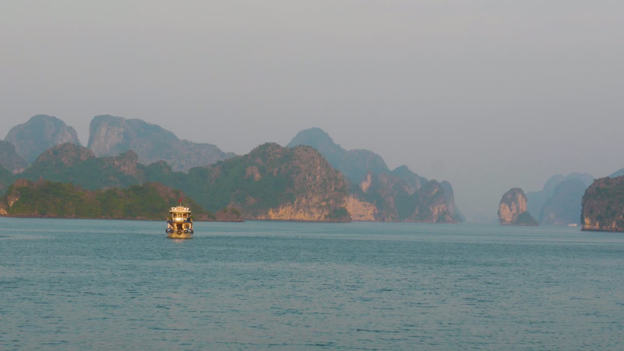 황금 시간 에 있는 하 롱 베이 - 매력적 인 석회암 산 들 을 가로지르는 크루즈 보트