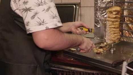 cocinar la carne de shawarma kebab en una salsa picante árabe