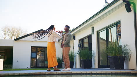 pareja bailando y pasando tiempo juntos junto a la piscina