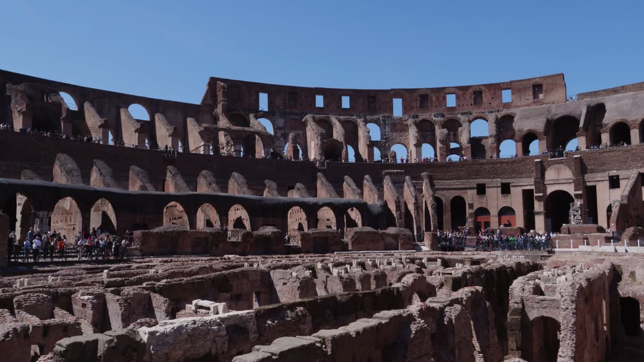 Antik Roma Kolezyumu'nun turistlerle iç görünümü