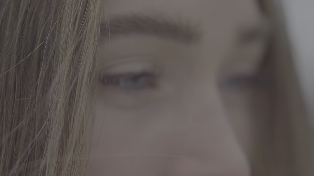 primer plano de los ojos de una mujer.