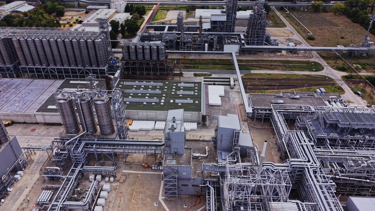 Impianto di produzione di benzina in funzione durante il giorno