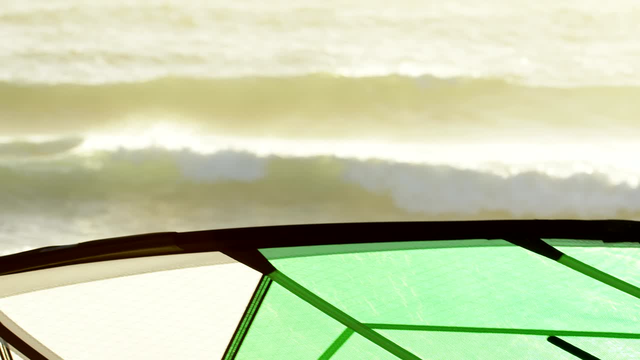 해변에서 윈드서퍼와 함께 남자 서퍼 4k