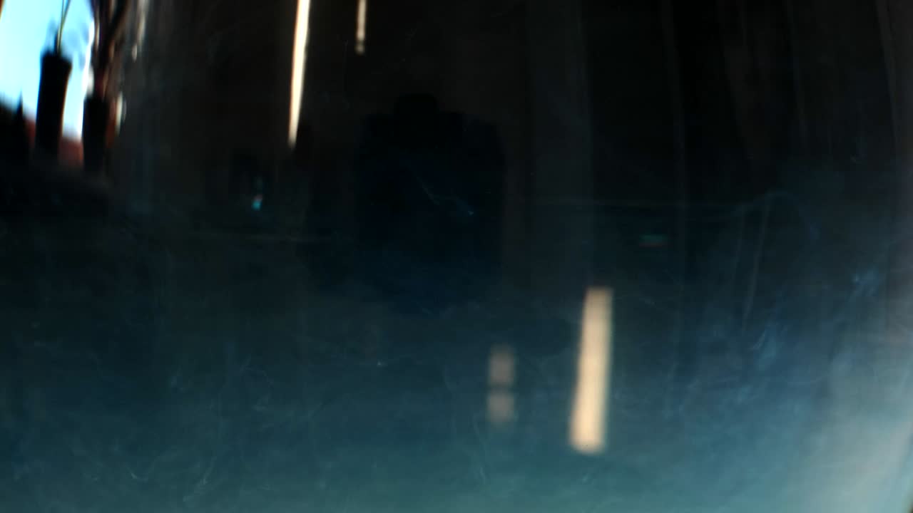 la pintura blanca cae desde arriba mezclándose con el agua. la tinta gira lentamente bajo el agua. una nube de tinta aislada sobre un fondo negro. efectos, fx 4k.