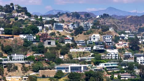 Vista-Aérea-Que-Atraviesa-Un-Gran-Barrio-De-Casas-De-Lujo-En-El-Paisaje-Diurno-De-Las-Colinas-De-Hollywood