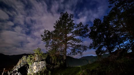 nubes en el horizonte, corriendo a través del cielo en las montañas.