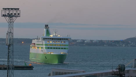 Crucero-Navegando-Al-Puerto-Por-La-Noche