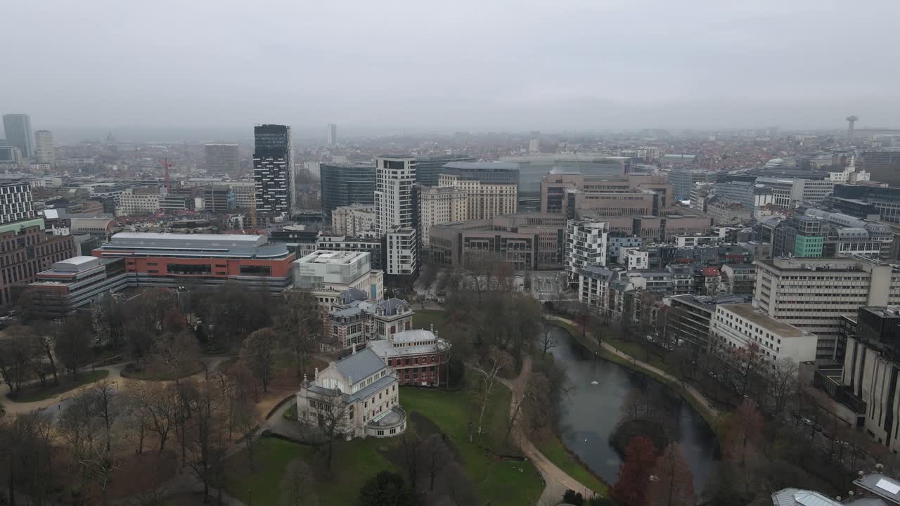 Veduta aerea di Bruxelles che sorvola edifici moderni, con movimento di tilt verso il basso.