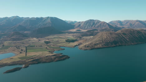 Lago-De-Nueva-Zelanda-Rodeado-De-Montañas-En-Un-Claro-Día-De-Invierno